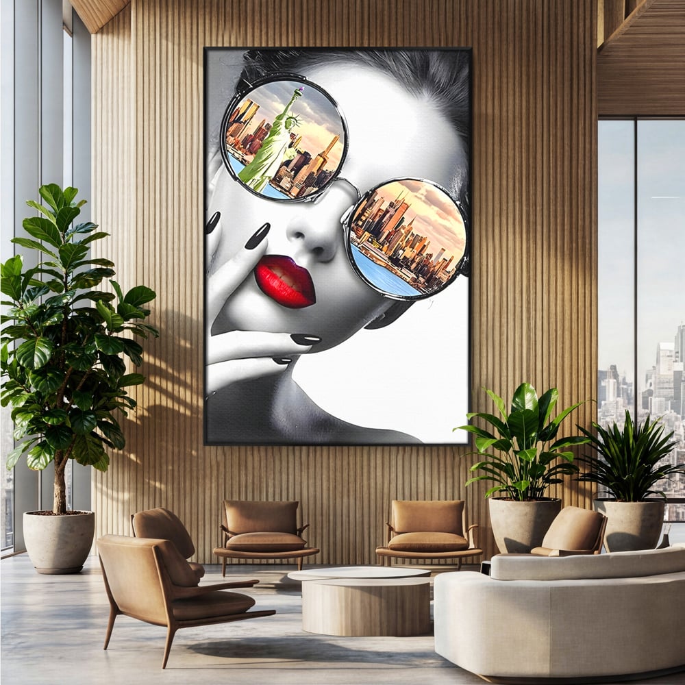 Tablou canvas cu tablou canvas cu portret femeie ochelari, in rama de aluminiu negru, pe perete intr-un birou